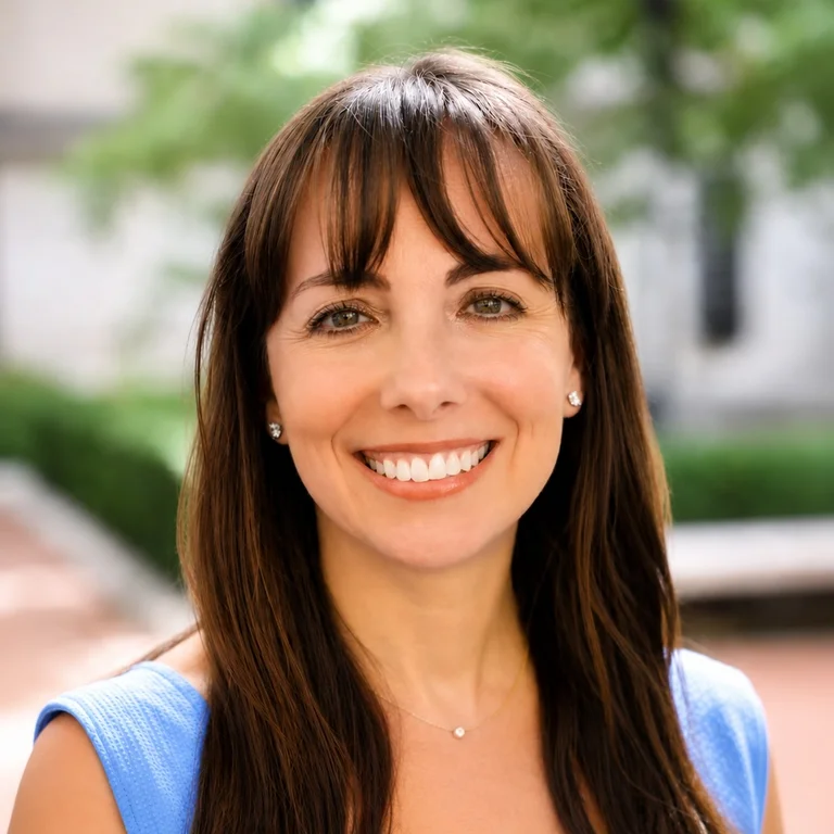 Laura Bennett Headshot