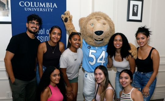 A group of new students posing with mascot Roar-ee the Lion during Move-in Day.